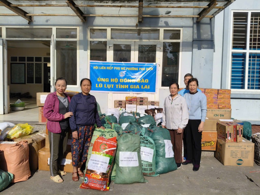 Phụ nữ phường Phú Diễn chung tay hướng về đồng bào miền Trung Phụ nữ phường Phú Diễn chung tay hướng về đồng bào miền Trung