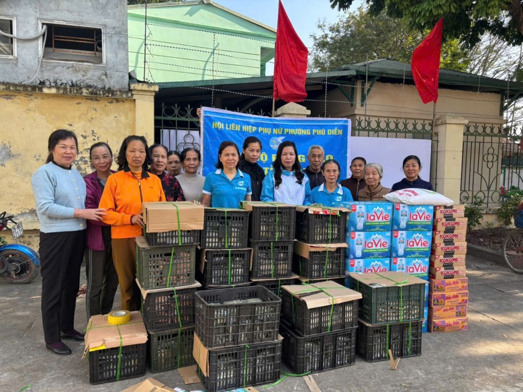 Phụ nữ phường Phú Diễn chung tay hướng về đồng bào miền Trung Phụ nữ phường Phú Diễn chung tay hướng về đồng bào miền Trung