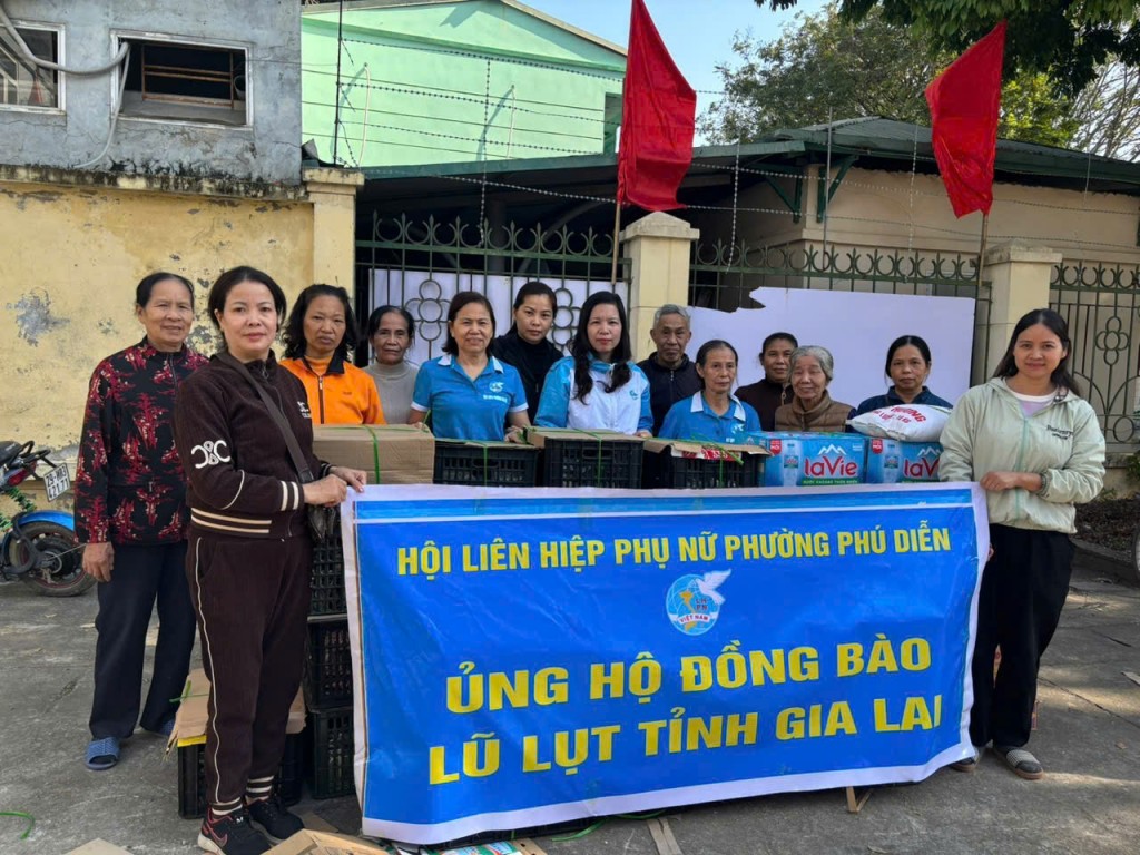 Phụ nữ phường Phú Diễn chung tay hướng về đồng bào miền Trung Phụ nữ phường Phú Diễn chung tay hướng về đồng bào miền Trung