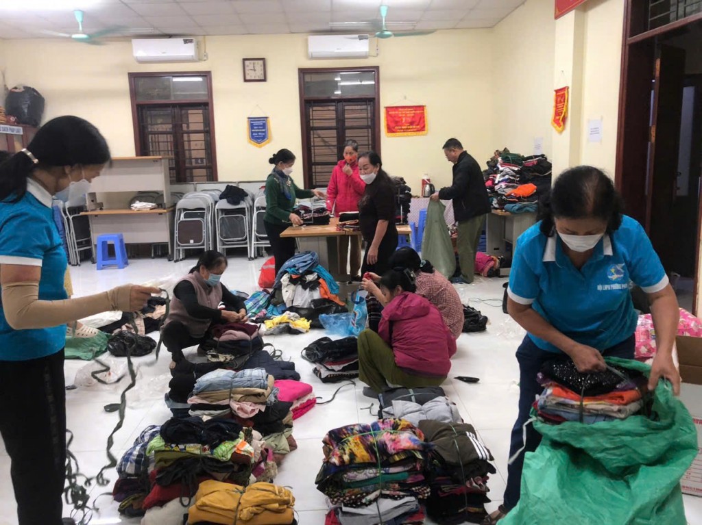 Phụ nữ phường Phú Diễn chung tay hướng về đồng bào miền Trung Phụ nữ phường Phú Diễn chung tay hướng về đồng bào miền Trung