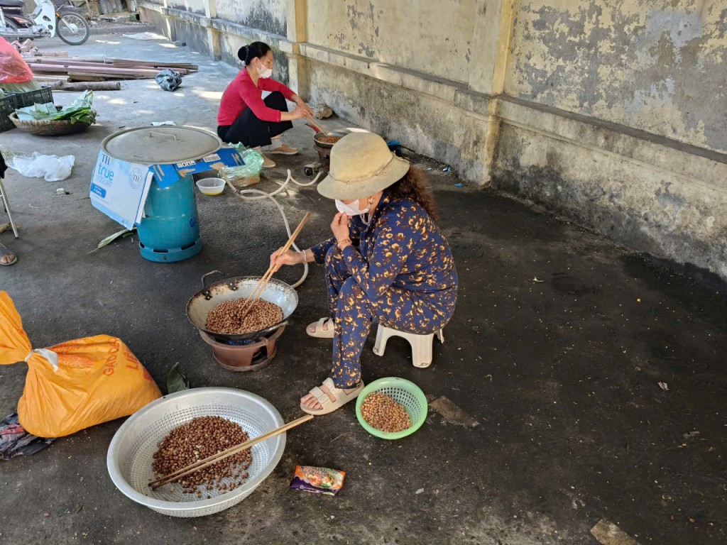 Phụ nữ phường Phú Diễn chung tay hướng về đồng bào miền Trung Phụ nữ phường Phú Diễn chung tay hướng về đồng bào miền Trung