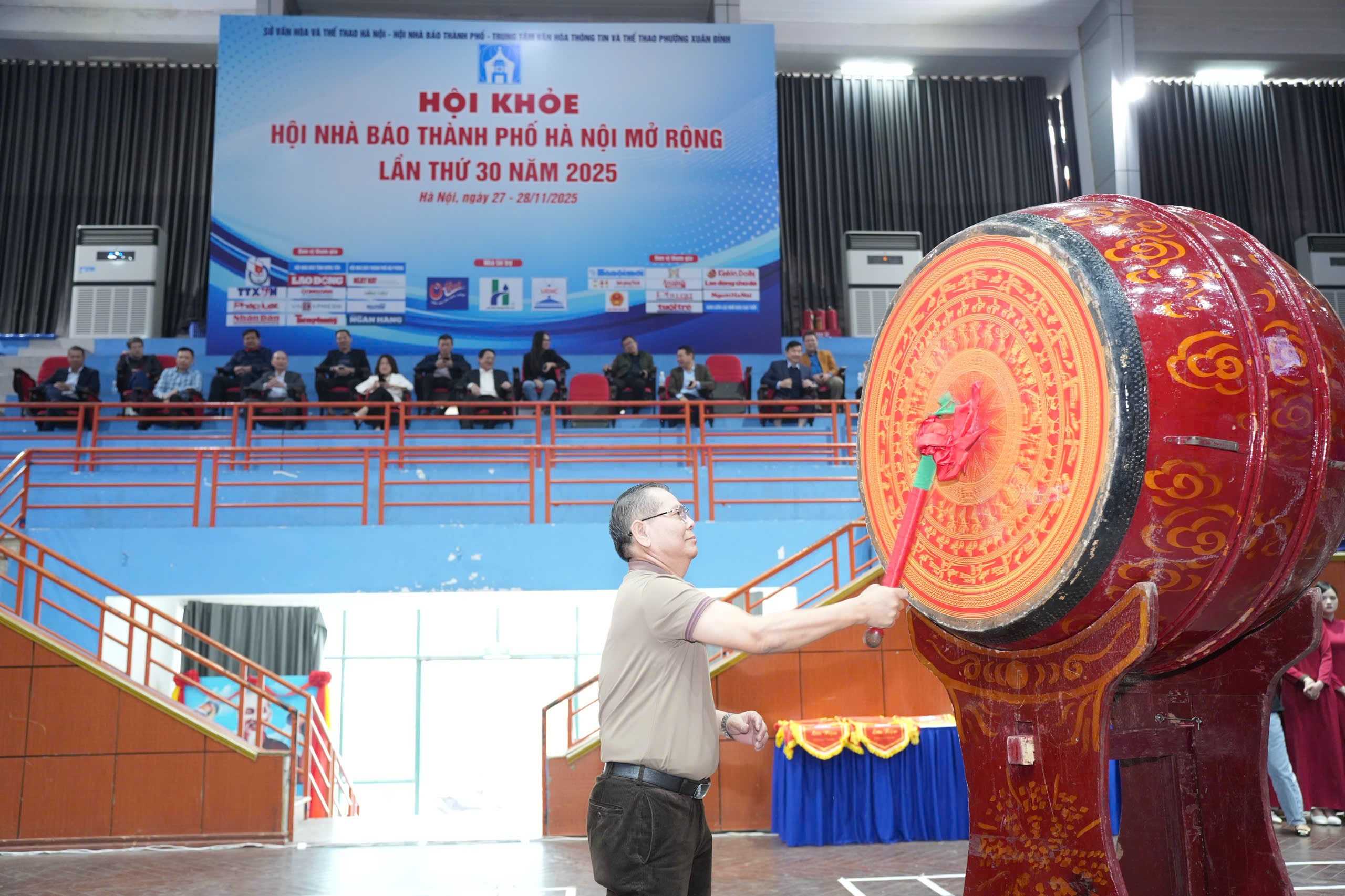 Đồng chí Tô Quang Phán - Ủy viên Ban Thường vụ Hội Nhà báo Việt Nam, Chủ tịch Hội Nhà báo TP Hà Nội đánh trống khai mạc hội khỏe Đồng chí Tô Quang Phán - Ủy viên Ban Thường vụ Hội Nhà báo Việt Nam, Chủ tịch Hội Nhà báo TP Hà Nội đánh trống khai mạc hội khỏe