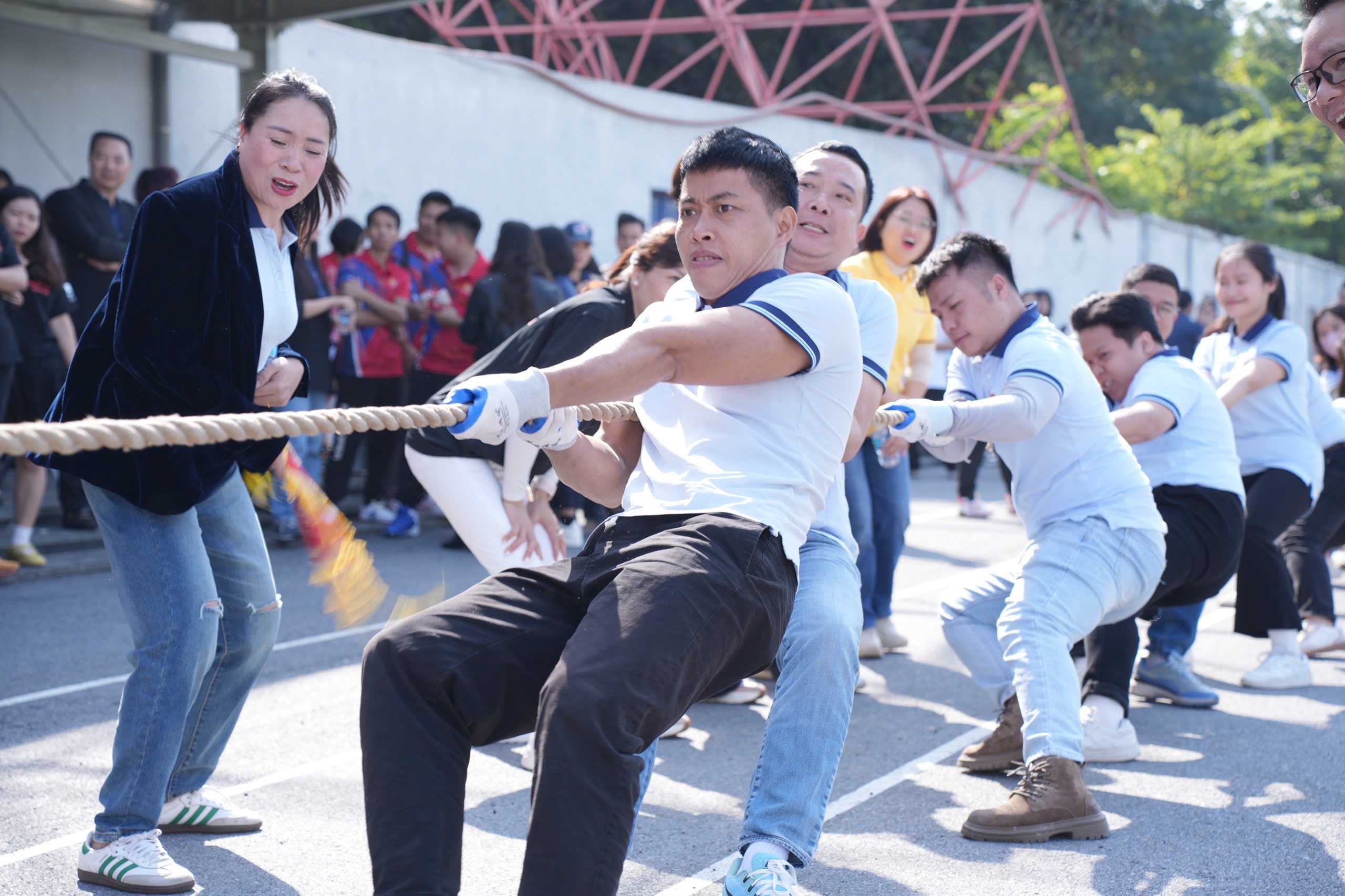 Đội tuyển kéo co của báo Tuổi trẻ Thủ đô thi đấu tại hội khỏe Đội tuyển kéo co của báo Tuổi trẻ Thủ đô thi đấu tại hội khỏe