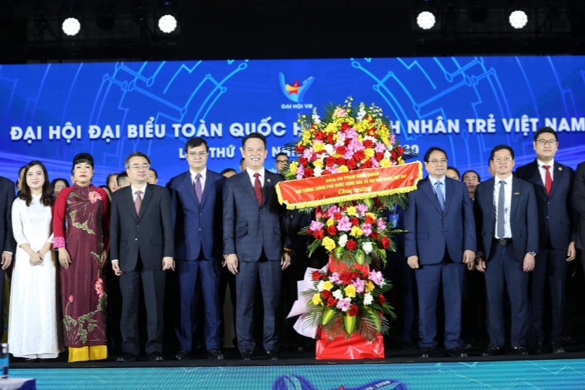 Thủ tướng Chính phủ Phạm Minh Chính tặng hoa chúc mừng Đại hội Thủ tướng Chính phủ Phạm Minh Chính tặng hoa chúc mừng Đại hội