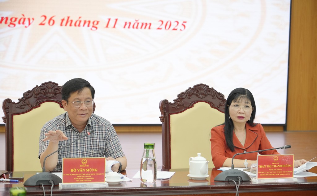 Ủy viên dự khuyết Ban Chấp hành Trung ương Đảng, Phó Bí thư Tỉnh ủy, Chủ tịch UBND tỉnh, Chủ tịch Ủy ban Bầu cử tỉnh An Giang Hồ Văn Mừng và Phó Bí thư Tỉnh ủy, Trưởng đoàn đại biểu Quốc hội đơn vị tỉnh An Giang, Chủ tịch Ủy ban MTTQ Việt Nam tỉnh An Giang Trần Thị Thanh Hương chủ trì cuộc họp (ảnh: Tây Hồ)