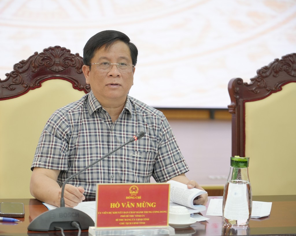 Ủy viên dự khuyết Ban Chấp hành Trung ương Đảng, Phó Bí thư Tỉnh ủy, Chủ tịch UBND tỉnh, Chủ tịch Ủy ban Bầu cử tỉnh An Giang Hồ Văn Mừng phát biểu tại cuộc họp (ảnh: Tây Hồ)