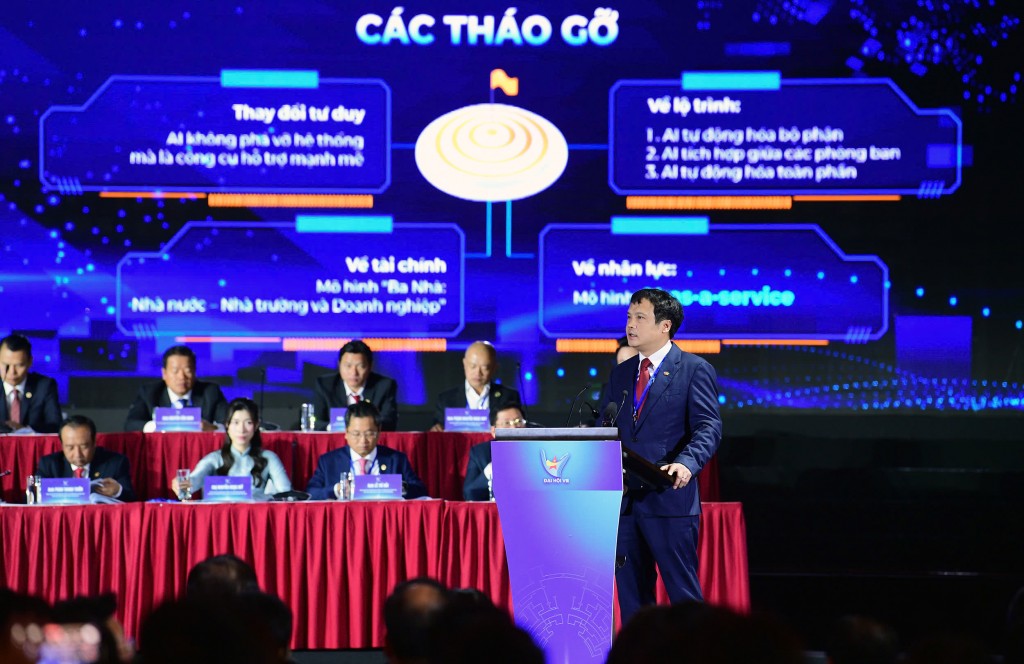 Ông Nguyễn Văn Khoa, Tổng Giám đốc Tập đoàn FPT tham luận tại Đại hội