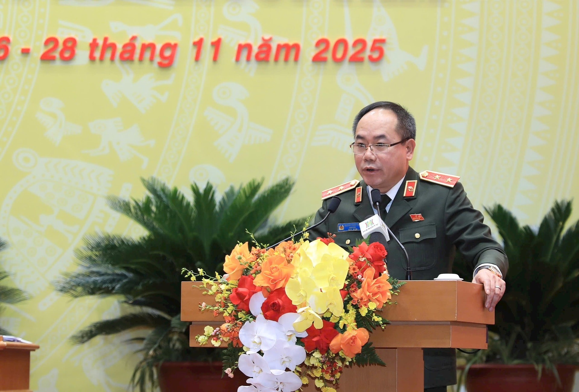 Giám đốc Công an thành phố Hà Nội Nguyễn Thanh Trùng trình bày tờ trình Giám đốc Công an thành phố Hà Nội Nguyễn Thanh Trùng trình bày tờ trình