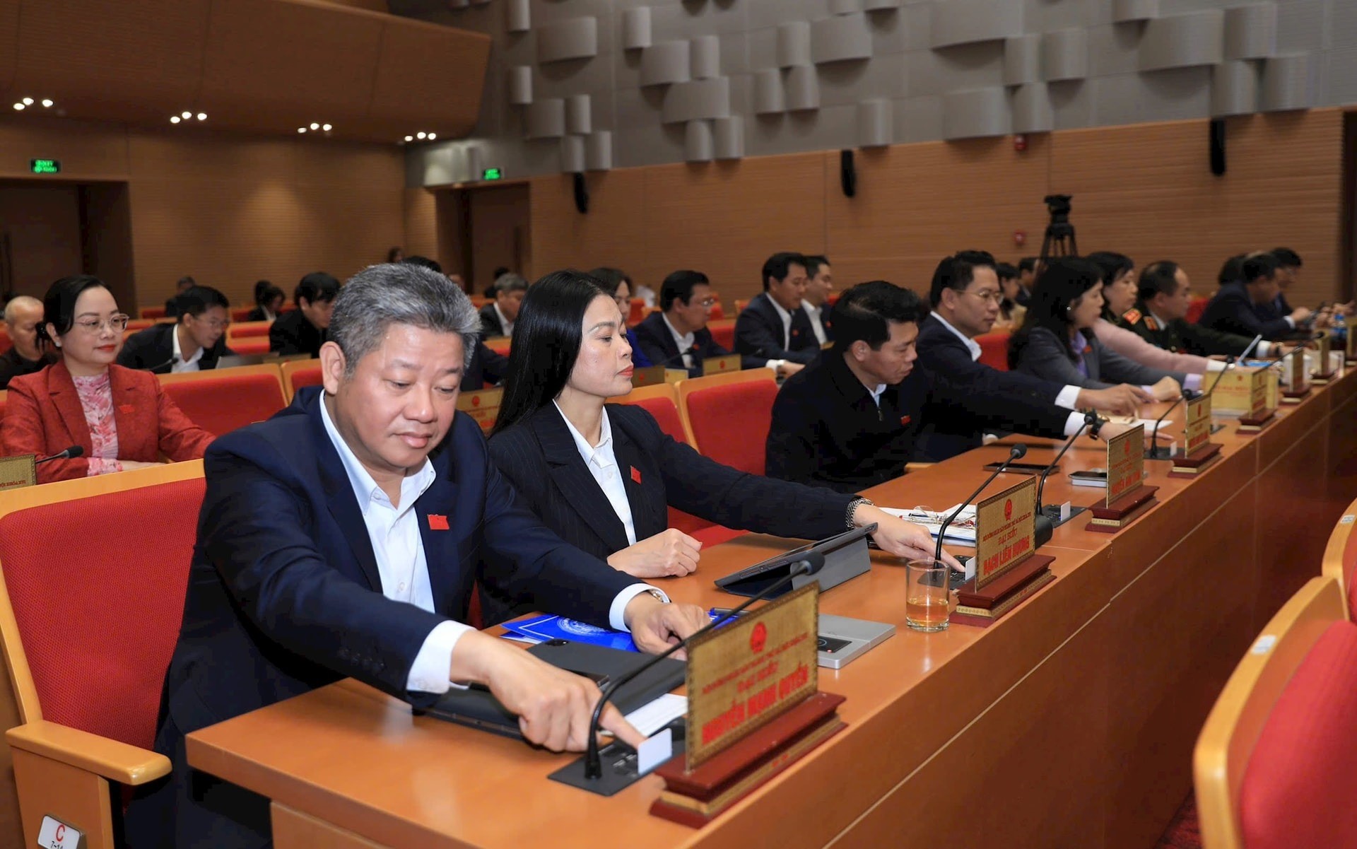 Đại biểu bấm nút thông qua Nghị quyết Đại biểu bấm nút thông qua Nghị quyết