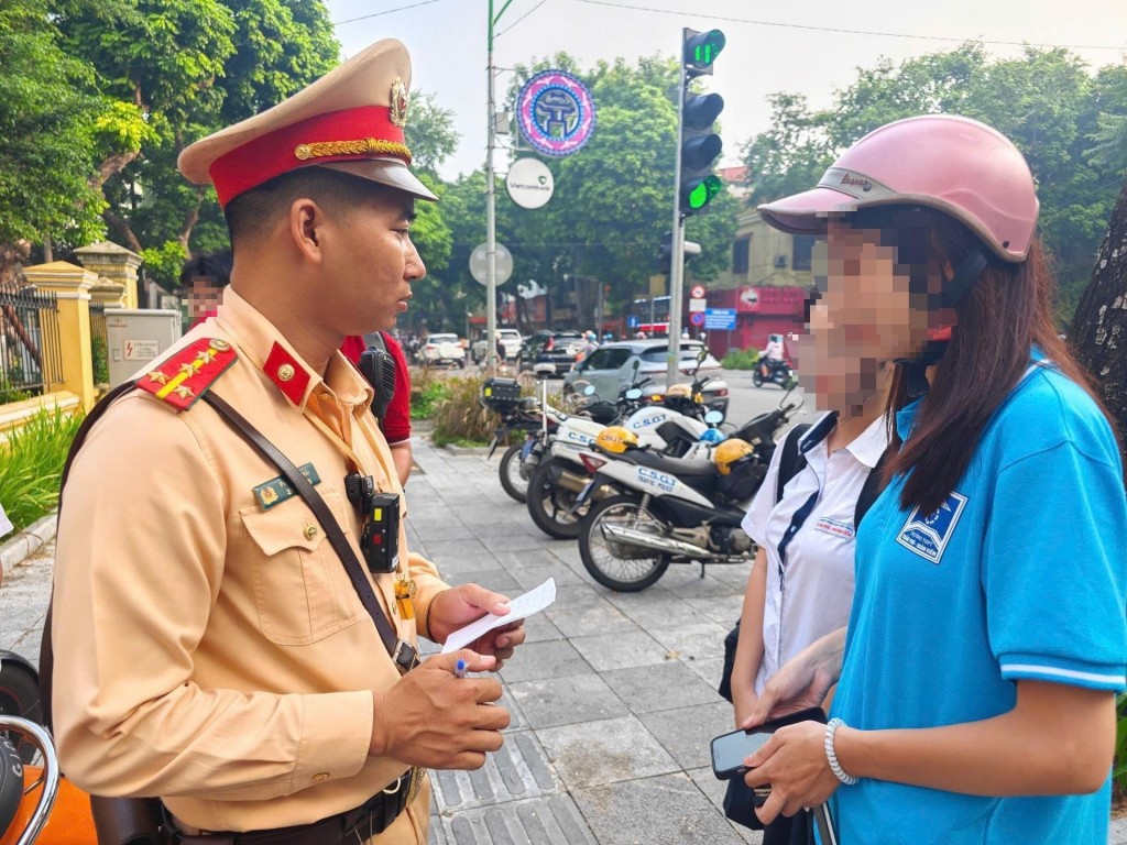 Lực lượng Cảnh sát giao thông đồng loạt kiểm tra, xử lý vi phạm đối với lứa tuổi học sinh và phụ huynh học sinh. Ảnh: NT Lực lượng Cảnh sát giao thông đồng loạt kiểm tra, xử lý vi phạm đối với lứa tuổi học sinh và phụ huynh học sinh. Ảnh: NT