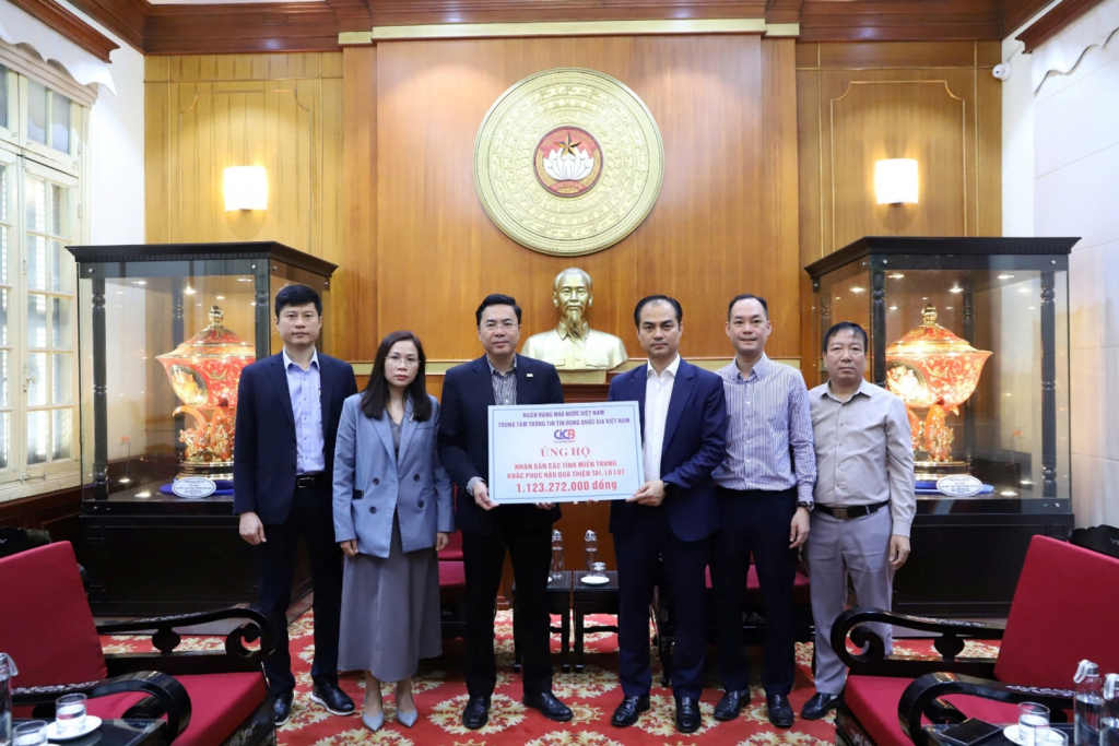 Đại diện CIC và Ủy ban Trung ương MTTQ Việt nam tại buổi lễ trao tặng