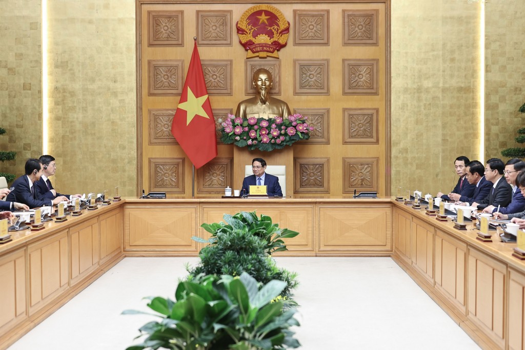 Thủ tướng mong muốn hai bên đẩy nhanh kết nối hạ tầng giao thông giữa Việt Nam và Quảng Tây, trọng tâm là 2 tuyến đường sắt khổ tiêu chuẩn Lạng Sơn - Hà Nội và Móng Cái - Hạ Long - Hải Phòng - Ảnh: VGP/Nhật Bắc Thủ tướng mong muốn hai bên đẩy nhanh kết nối hạ tầng giao thông giữa Việt Nam và Quảng Tây, trọng tâm là 2 tuyến đường sắt khổ tiêu chuẩn Lạng Sơn - Hà Nội và Móng Cái - Hạ Long - Hải Phòng - Ảnh: VGP/Nhật Bắc