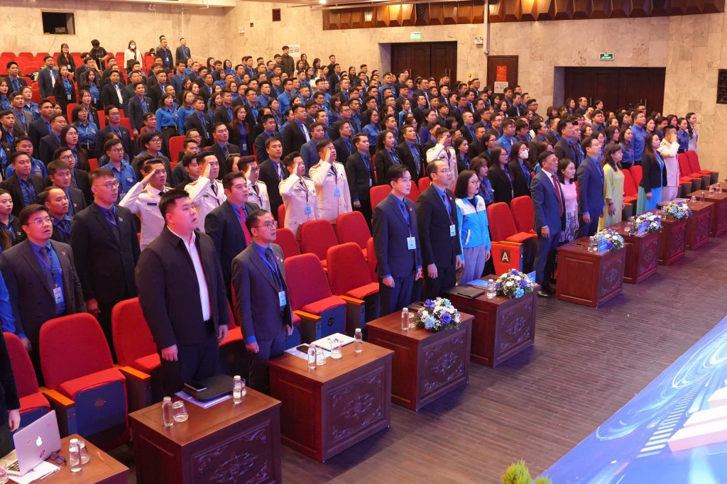 Các đại biểu thực hiện nghi lễ chào cờ