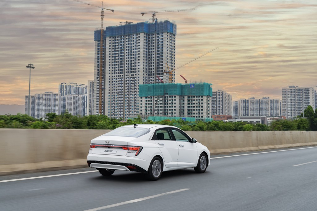 Trong cùng tầm giá: Người dùng chia sẻ lý do chọn sedan cỡ B như Accent thay vì xe điện Trong cùng tầm giá: Người dùng chia sẻ lý do chọn sedan cỡ B như Accent thay vì xe điện