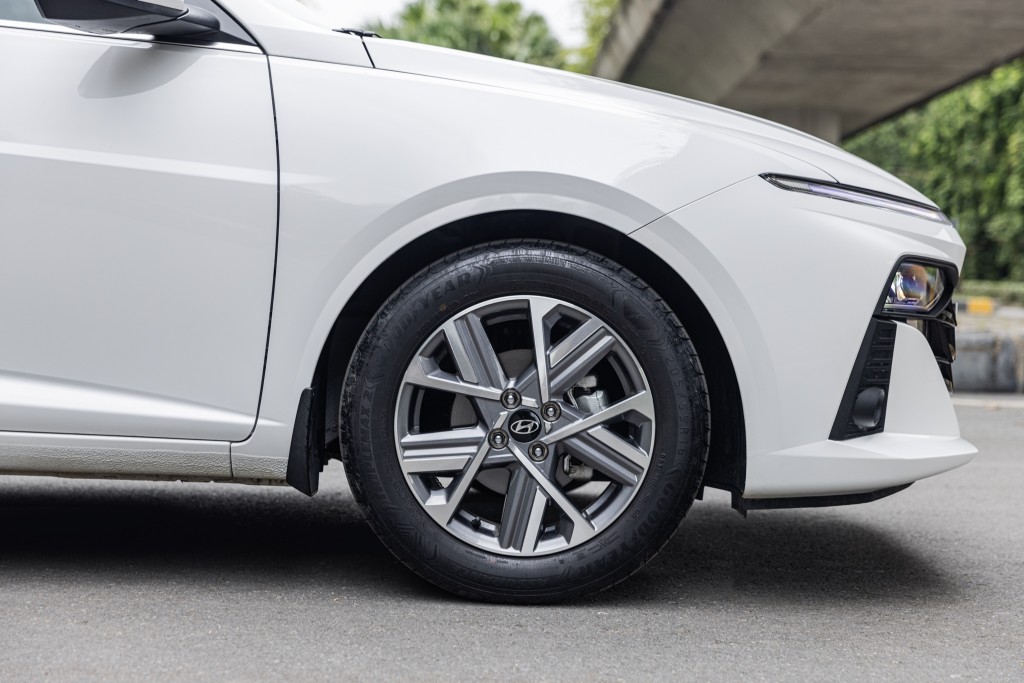 Trong cùng tầm giá: Người dùng chia sẻ lý do chọn sedan cỡ B như Accent thay vì xe điện Trong cùng tầm giá: Người dùng chia sẻ lý do chọn sedan cỡ B như Accent thay vì xe điện