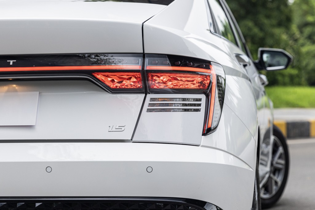 Trong cùng tầm giá: Người dùng chia sẻ lý do chọn sedan cỡ B như Accent thay vì xe điện Trong cùng tầm giá: Người dùng chia sẻ lý do chọn sedan cỡ B như Accent thay vì xe điện