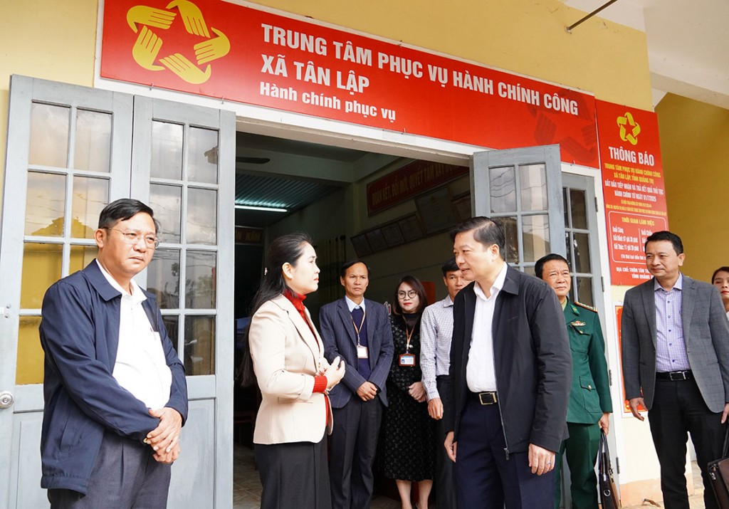 Lãnh đạo tỉnh Quảng Trị yêu cầu các địa phương tiếp tục đẩy mạnh vận hành thông suốt chính quyền 2 cấp, giải quyết các thủ tục hành chính cho người dân, doanh nghiệp Lãnh đạo tỉnh Quảng Trị yêu cầu các địa phương tiếp tục đẩy mạnh vận hành thông suốt chính quyền 2 cấp, giải quyết các thủ tục hành chính cho người dân, doanh nghiệp