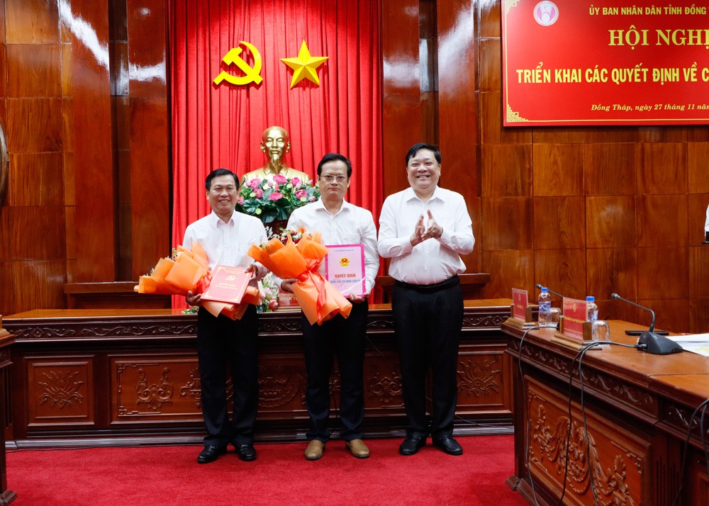  Phạm Thành Ngại trao quyết định và hoa chúc mừng cho đồng chí Trần Ngô Minh Tuấn và đồng chí Phạm Văn An