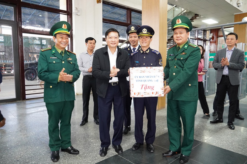 Chủ tịch UBND tỉnh Quảng Trị Lê Hồng Vinh thăm, tặng quà các đơn vị tại Cửa khẩu Quốc tế Lao Bảo Chủ tịch UBND tỉnh Quảng Trị Lê Hồng Vinh thăm, tặng quà các đơn vị tại Cửa khẩu Quốc tế Lao Bảo