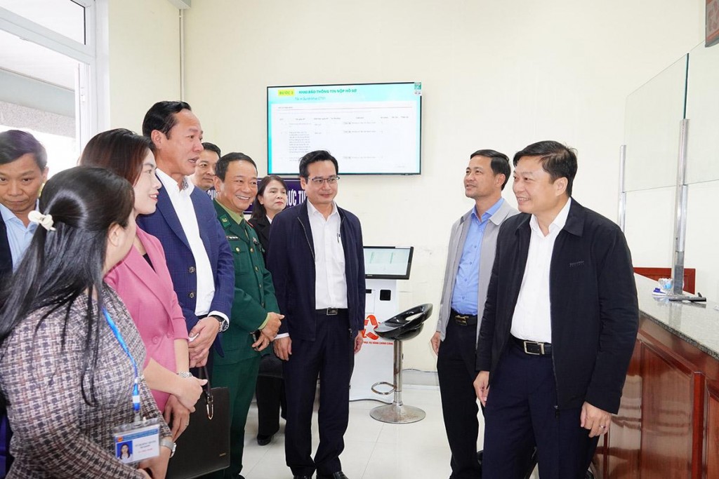 Chủ tịch UBND tỉnh Quảng Trị Lê Hồng Vinh đi thăm, kiểm tra cơ sở vật chất và tình hình hoạt động Trung tâm phục vụ hành chính công tại các xã Tân Lập, Lìa, A Dơi, Lao Bảo Chủ tịch UBND tỉnh Quảng Trị Lê Hồng Vinh đi thăm, kiểm tra cơ sở vật chất và tình hình hoạt động Trung tâm phục vụ hành chính công tại các xã Tân Lập, Lìa, A Dơi, Lao Bảo