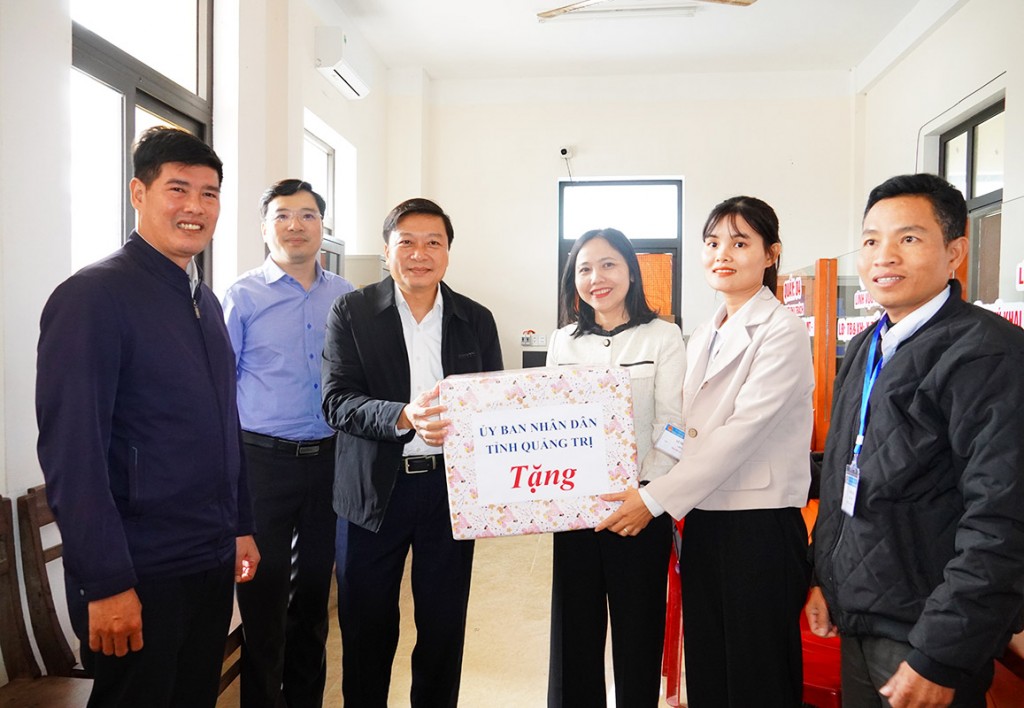 Chủ tịch UBND tỉnh Quảng Trị Lê Hồng Vinh và đoàn công tác thăm, tặng quà Trung tâm Phục vụ Hành chính công xã A Dơi Chủ tịch UBND tỉnh Quảng Trị Lê Hồng Vinh và đoàn công tác thăm, tặng quà Trung tâm Phục vụ Hành chính công xã A Dơi