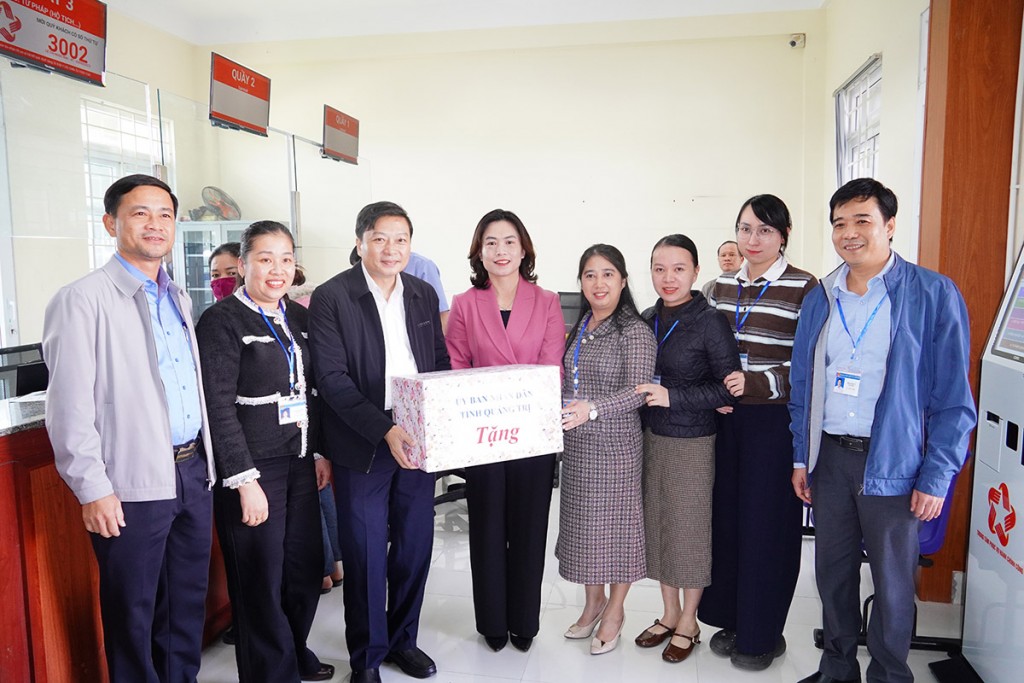 Chủ tịch UBND tỉnh Quảng Trị Lê Hồng Vinh thăm, tặng quà tại Trung tâm Phục vụ Hành chính công xã Lao Bảo Chủ tịch UBND tỉnh Quảng Trị Lê Hồng Vinh thăm, tặng quà tại Trung tâm Phục vụ Hành chính công xã Lao Bảo