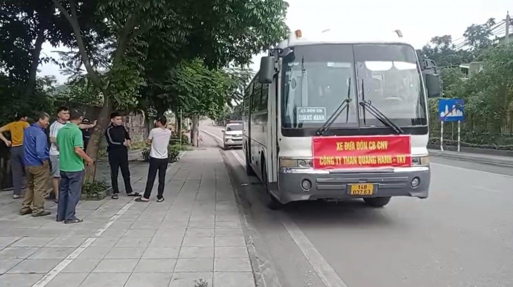 Công nhân lên xe tại điểm tập kết trong sáng đầu tiên mở tuyến mới.