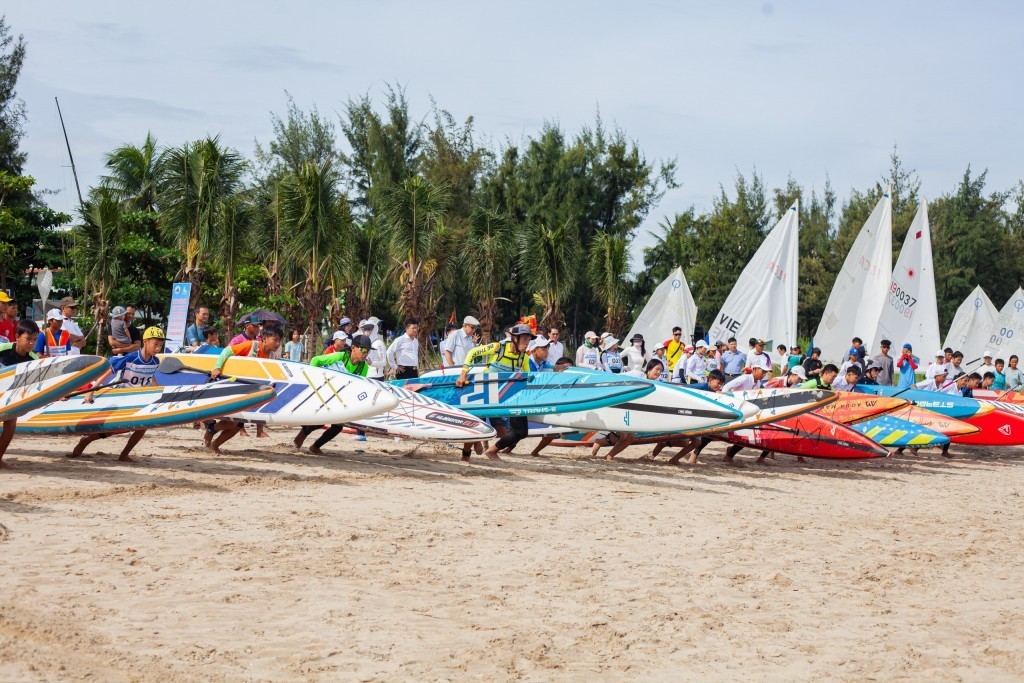 Giải đua thuyền buồm vô địch trẻ quốc gia, Giải ván chèo đứng (SUP) vô địch trẻ quốc gia và Cúp các câu lạc bộ toàn quốc năm 2025 trên biển Đà Nẵng (Ảnh Đ.Minh)