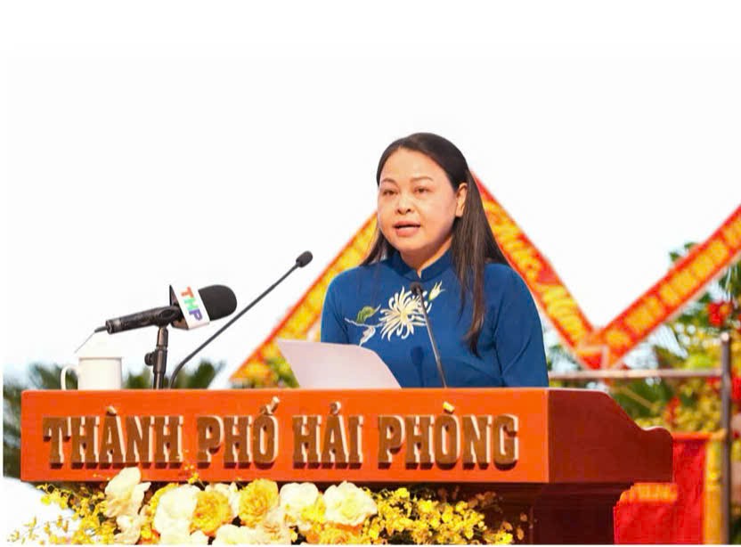 Đồng chí Nguyễn Thị Thu Hà, Phó Chủ tịch - Tổng Thư ký Uỷ ban Trug ương MTTQ Việt Nam phát biểu tại Đại hội