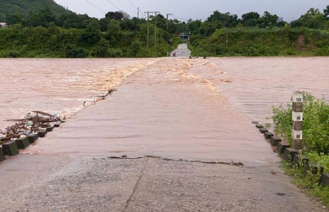 Bão số 15 đổi hướng và tiếp tục di chuyển chậm