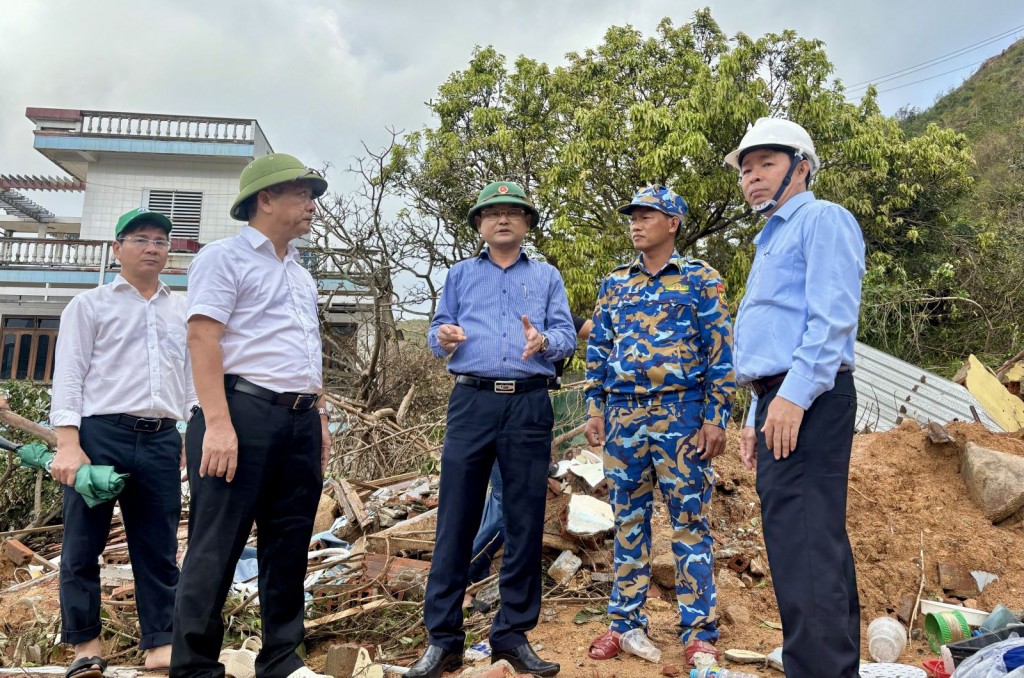 Phó Chủ tịch UBND tỉnh Gia Lai Nguyễn Tự Công Hoàng kiểm tra khắc phục mưa lũ tại làng chài Hải Minh Phó Chủ tịch UBND tỉnh Gia Lai Nguyễn Tự Công Hoàng kiểm tra khắc phục mưa lũ tại làng chài Hải Minh