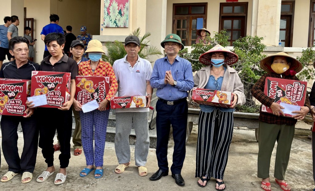 Phó Chủ tịch UBND tỉnh Gia Lai Nguyễn Tự Công Hoàng trao quà cho người dân bị ảnh hưởng mưa lũ tại làng chài Hải Minh Phó Chủ tịch UBND tỉnh Gia Lai Nguyễn Tự Công Hoàng trao quà cho người dân bị ảnh hưởng mưa lũ tại làng chài Hải Minh