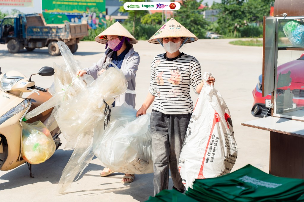 Người dân Minh Châu mang theo lượng lớn bao bì nhựa và rác thải tái chế đến điểm đổi rác lấy quà, chung tay xây dựng môi trường xanh – sạch – bền vững.