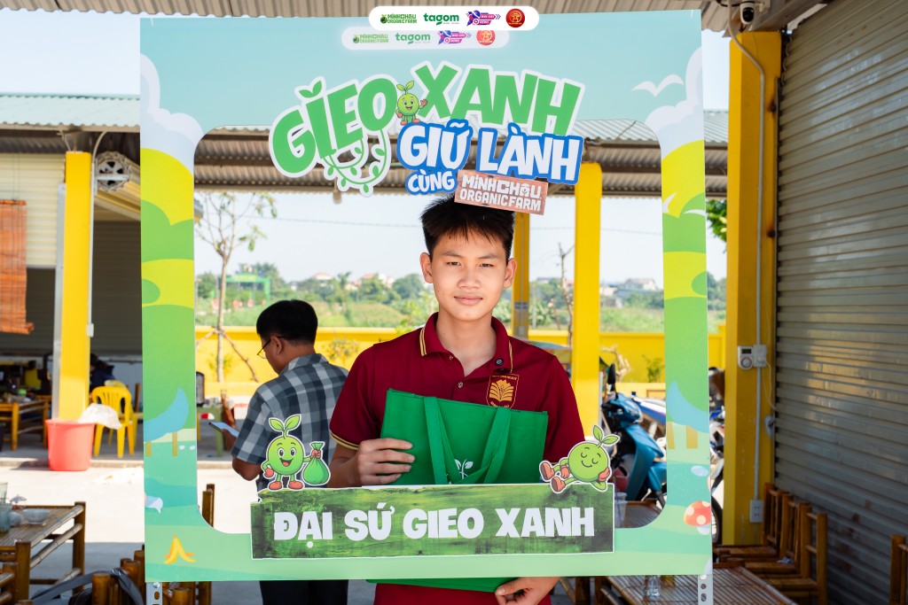 Các bạn học sinh hào hứng trở thành “Đại sứ gieo xanh”, lan toả thông điệp sống xanh tại xã đảo Minh Châu.