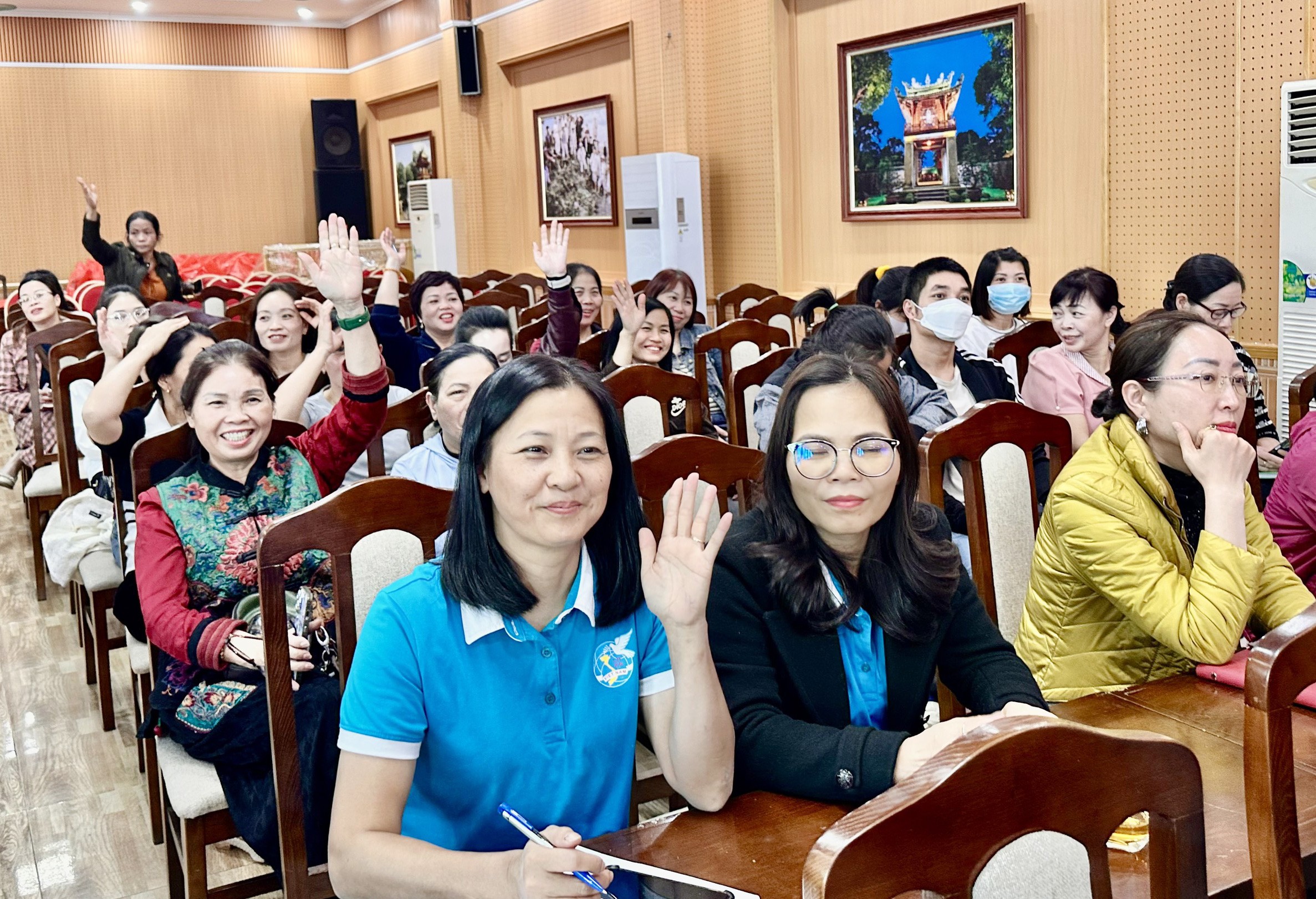 Các chủ hộ kinh doanh hào hứng tham gia tập huấn