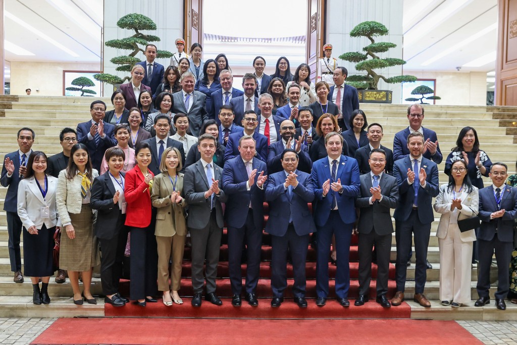 Thủ tướng đề nghị các doanh nghiệp châu Âu tiếp tục tin tưởng và gắn bó với Việt Nam trong quá trình phát triển tăng tốc, bứt phá, đóng góp vào thực hiện 2 mục tiêu 100 năm - Ảnh: VGP/Nhật Bắc