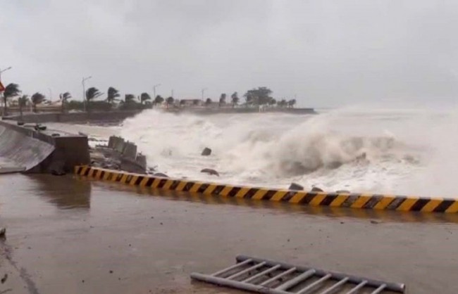 Bão số 15 tiếp tục đổi hướng, cách đảo Song Tử Tây khoảng 260 km