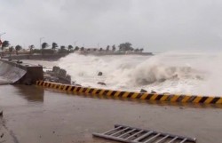 Bão số 15 tiếp tục đổi hướng, cách đảo Song Tử Tây khoảng 260 km