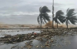 Bão số 15 giảm cường độ, đổi hướng và tiếp tục di chuyển chậm