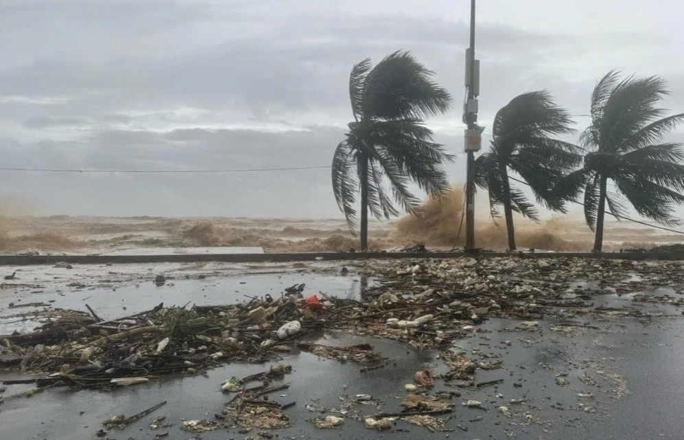 Bão số 15 giảm cường độ, đổi hướng và tiếp tục di chuyển chậm