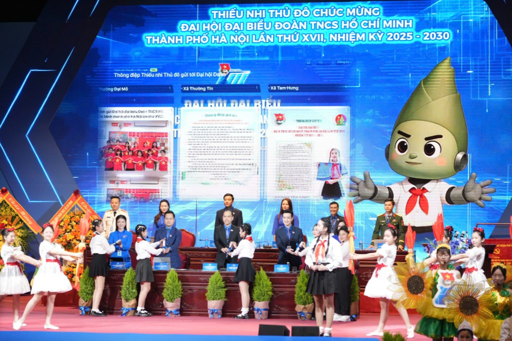 Đoàn đại biểu thiếu nhi chúc mừng Đại hội