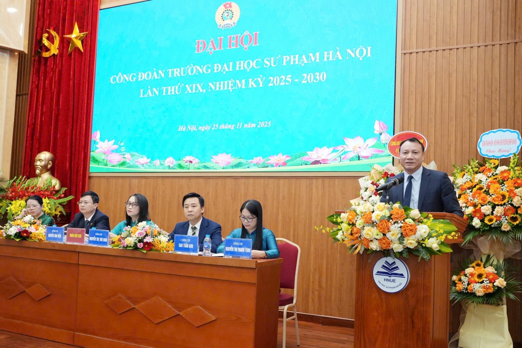 Đồng chí Nguyễn Đức Sơn - Hiệu trưởng Nhà trường phát biểu Đồng chí Nguyễn Đức Sơn - Hiệu trưởng Nhà trường phát biểu