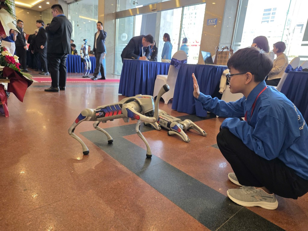 Robot dog Go 2 khiến nhiều bạn trẻ thíh thu bởi sự chuyển động linh hoạt Robot dog Go 2 khiến nhiều bạn trẻ thíh thu bởi sự chuyển động linh hoạt