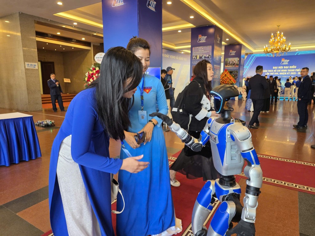 Các bạn trẻ thích thú với robot AI Misa tại Đại hội Các bạn trẻ thích thú với robot AI Misa tại Đại hội