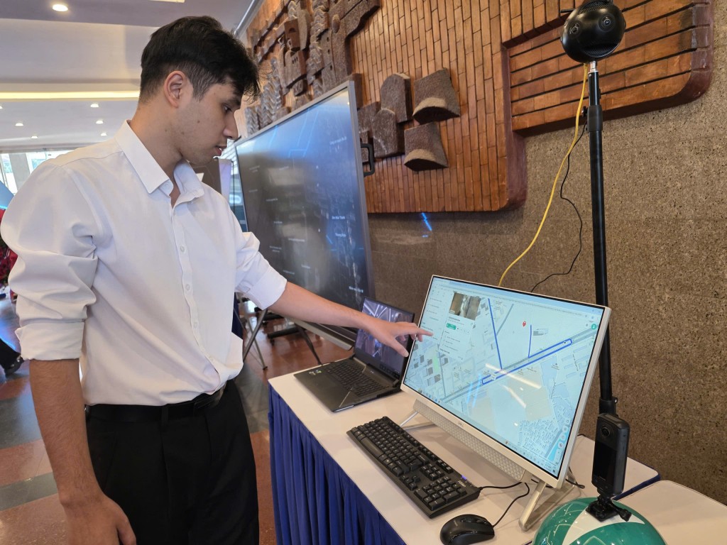 Bạn Nguyễn Hữu Cường, kỹ sư phụ trách phần giao diện bản đồ số đang hướng dẫn khách tham quan sử dụng bản đồ Bạn Nguyễn Hữu Cường, kỹ sư phụ trách phần giao diện bản đồ số đang hướng dẫn khách tham quan sử dụng bản đồ