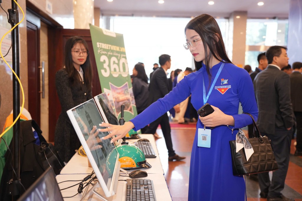 Đại biểu trải nghiệm nền tảng bản đồ số thế hệ mới tại khu trưng bày ứng dụng chuyển đổi số của tuổi trẻ Thủ đô.