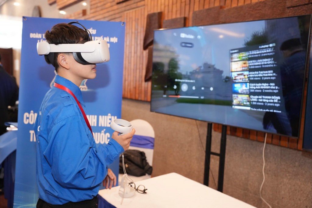 rải nghiệm kính thực tế ảo giúp người trẻ tiếp cận các mô phỏng 3D, tour tham quan số và ứng dụng công nghệ vào đời sống.