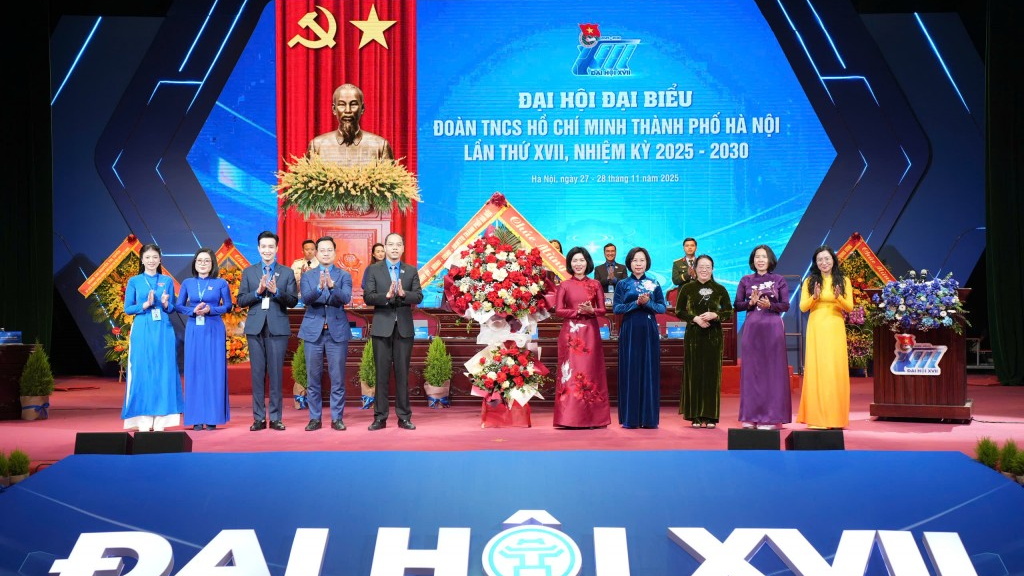 Đại hội đón nhận hoa chúc mừng từ lãnh đạo thành phố Hà Nội Đại hội đón nhận hoa chúc mừng từ lãnh đạo thành phố Hà Nội
