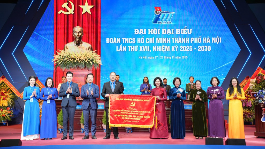 Lãnh đạo thành phố Hà Nội trao tặng bức trướng đến Đại hội Lãnh đạo thành phố Hà Nội trao tặng bức trướng đến Đại hội