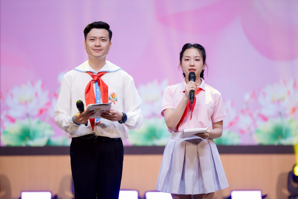 Lê Phương Bảo Ngọc tự tin dẫn chương trình tại một sân khấu nghệ thuật lớn của thiếu nhi Thủ đô, khẳng định bản lĩnh và khả năng diễn đạt lưu loát.
